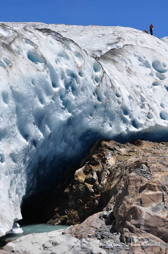 Geleira passa sobre rocha e deixa cicatrizes, no Parque Nacional Los Glaciares, região de El Chaltén, no sul da Argentina